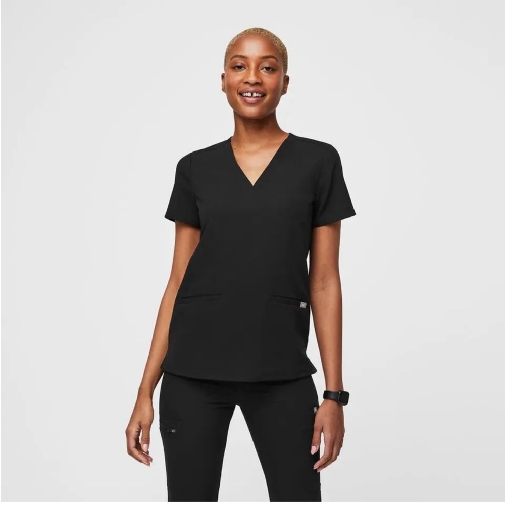 Figs Casma black scrub top